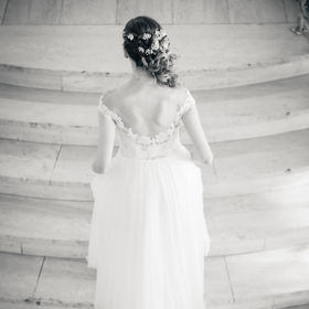 Glückliche Braut steigt die Treppe empor.